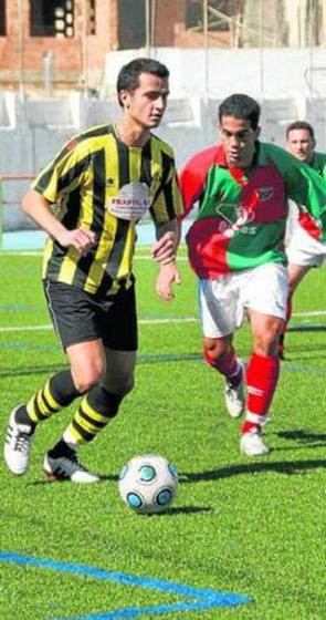 Un jugador local ante la presiÃ³n del arlequinado Conde.