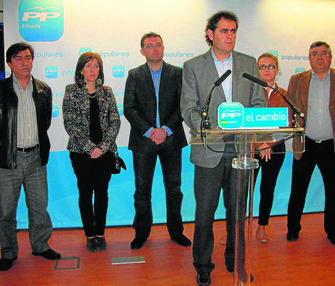 Antonio Torres junto a su equipo de Gobierno ayer en la sede del PP.