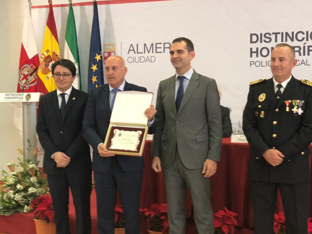 rafael villegas recibe reconocimiento policia local almeria