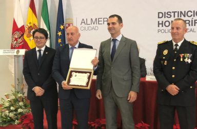 rafael villegas recibe reconocimiento policia local almeria