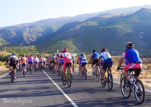 ascenso ciclista a la sierra de gador por la carretera de castala en Berja