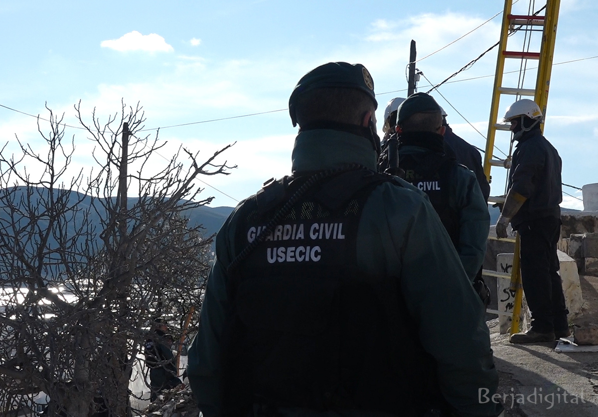 Desmantelan 22 enganches ilegales en el Cerro de San Roque de Berja