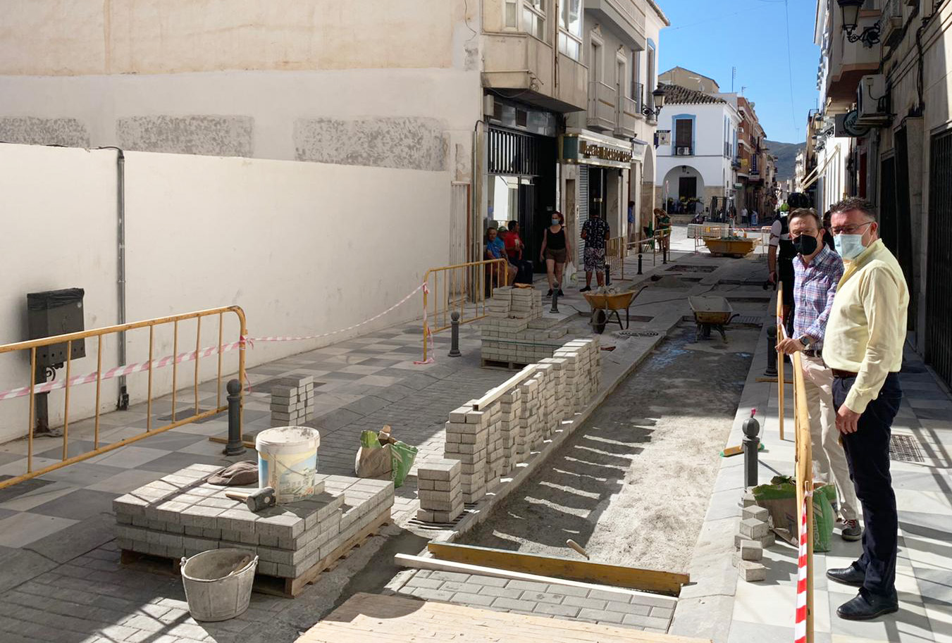 Las obras de sustitución del adoquinado avanzan en la calle Manuel Salmerón de Berja