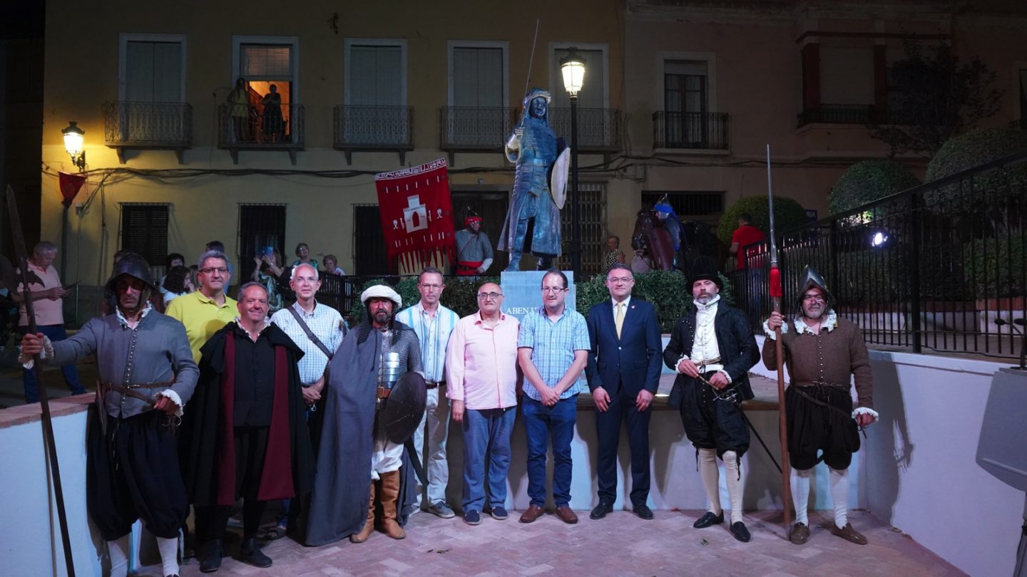 La estatua de Abén Humeya se erige en el Paseo Cervantes de Berja