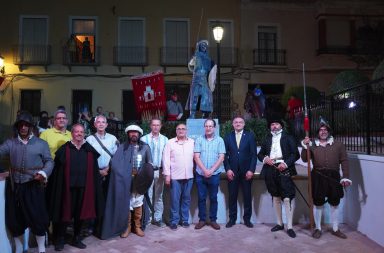 El municipio de Berja vivió un fin de semana histórico con la primera edición de la Recreación Histórica de la Batalla de Berja, que tuvo uno de sus puntos principales en la noche del sábado, con la presentación de la estatua de Abén Humeya, obra del artista Andrés García Ibáñez e instalada en el paseo Cervantes. Se trata de la primera escultura en el mundo que se dedica al joven rey de los moriscos que fue asesinado por los suyos cuando tan sólo contaba 23 años.  Las actividades organizadas por el Centro Virgitano de Estudios Históricos el pasado fin de semana trasladaron al casco urbano de Berja a la madrugada del 2 de junio de 1569, cuando tuvo lugar la Batalla entre las tropas del Capitán General del ‘Reyno de Murcia’, D. Luis Fajardo de la Cueva, y las de D. Hernando de Válor, coronado como rey de los moriscos con el nombre de Aben Humeya, durante la rebelión de las Alpujarras. A las siete de la tarde del sábado se abrió al público el campamento en la Plaza de la Constitución y se recreó la detención, juicio y muerte de un hereje a cargo del grupo 'Milicias concejiles de Yecla'. Posteriormente tuvo lugar la teatralización principal de los hechos previos a la Batalla de Berja por parte del grupo de Berja y de las 'Milicias concejiles de Yecla'. Los asistentes también pudieron disfrutar de la representación de dos entremeses de Lope de Rueda, titulados 'El rufián cobarde' y 'las aceitunas'. La Torre de los Enciso acogió una exposición sobre la propia batalla de Berja y en la mañana del sábado se celebró además una charla y exposición interactiva bajo el título 'El arte de la esgrima española en el siglo XVI', así como el taller 'Recreación y esgrima histórica. Principios y fundamentos'. Los actos en el marco de esta primera edición concluyeron el domingo con una demostración de bailes renacentistas y un concierto a capella de música renacentista, protagonizado por el dúo vocal Basso en la antigua biblioteca.