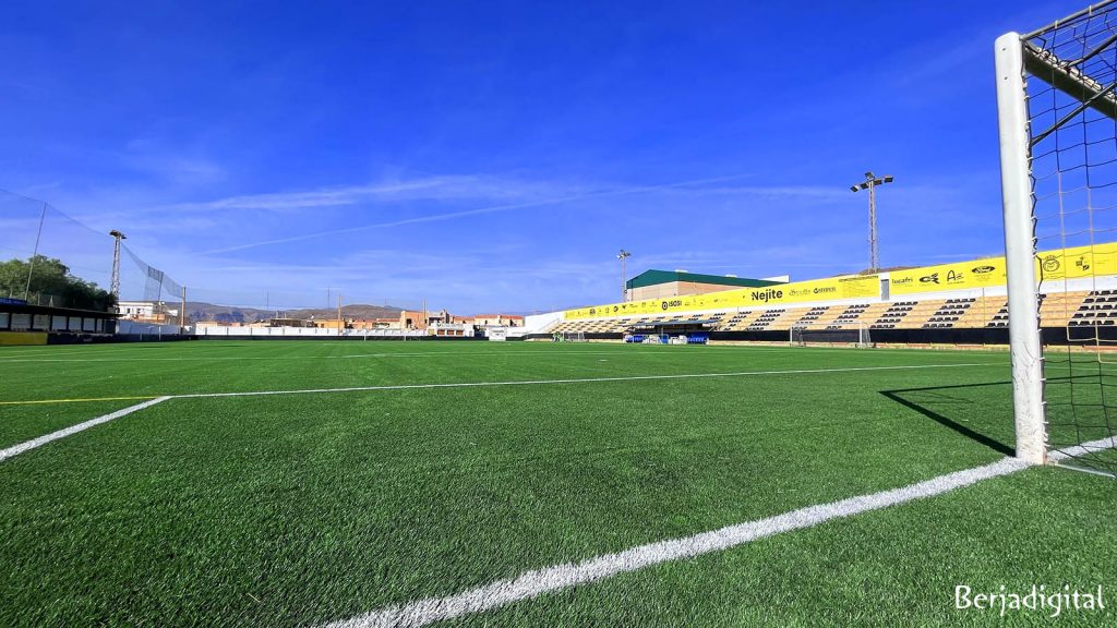 nuevo cesped artificial campo de futbol Berja Salva Sevilla