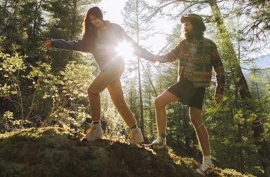 pareja paseando montaña