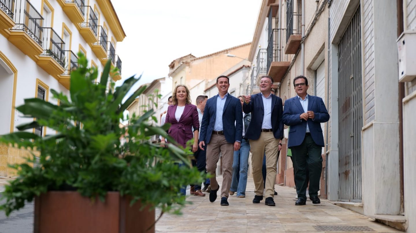 El presidente de la Diputación visita la reforma de la calle Faura