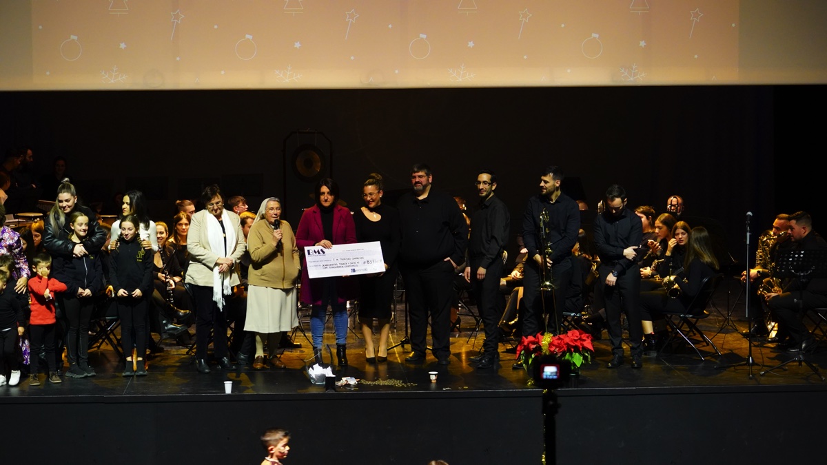 La Banda de Berja recauda 1.100 euros en su concierto solidario de Navidad