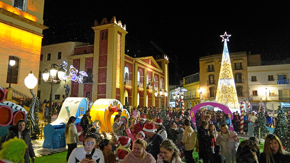 La Navidad inunda la Plaza de la Constitución de Berja con la inauguración de su poblado navideño