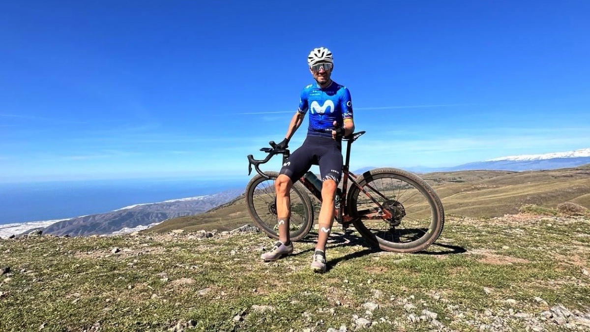 El ciclista Alejandro Valverde vuelve a recorrer la Sierra de Gádor a unos días de participar en La Indomable