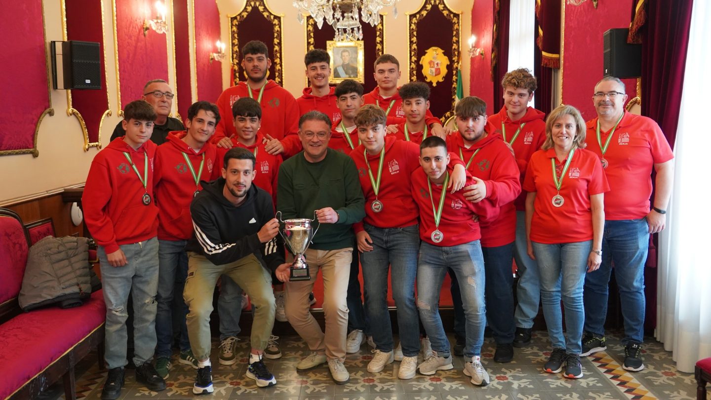 El alcalde de Berja recibe a los jugadores que participarán en el Campeonato de España Juvenil de voleibol