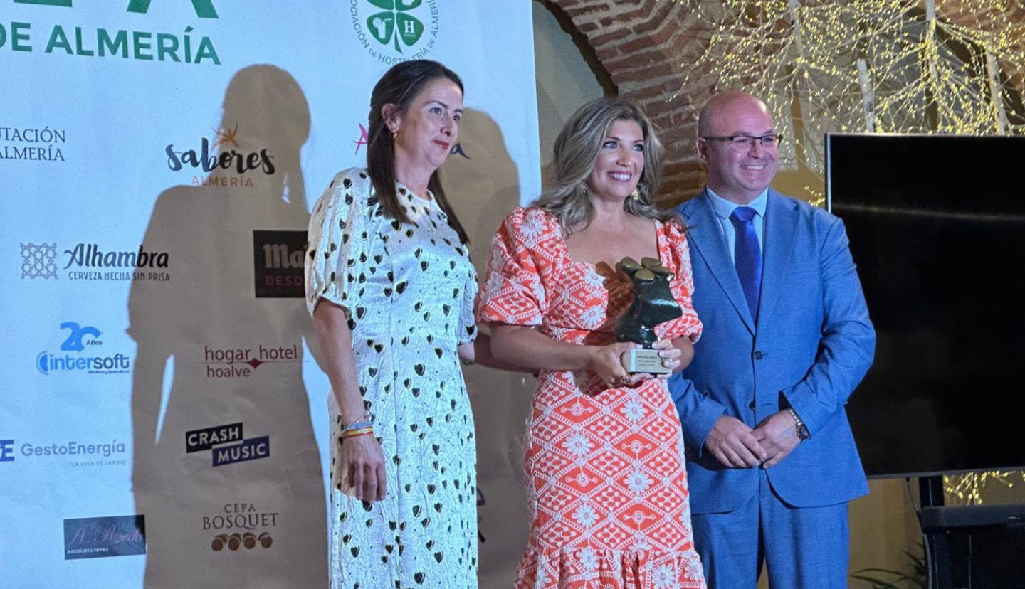 La virgitana Mar Villalobos recibe el premio al mérito de la Asociación de Hosteleros Almerienses