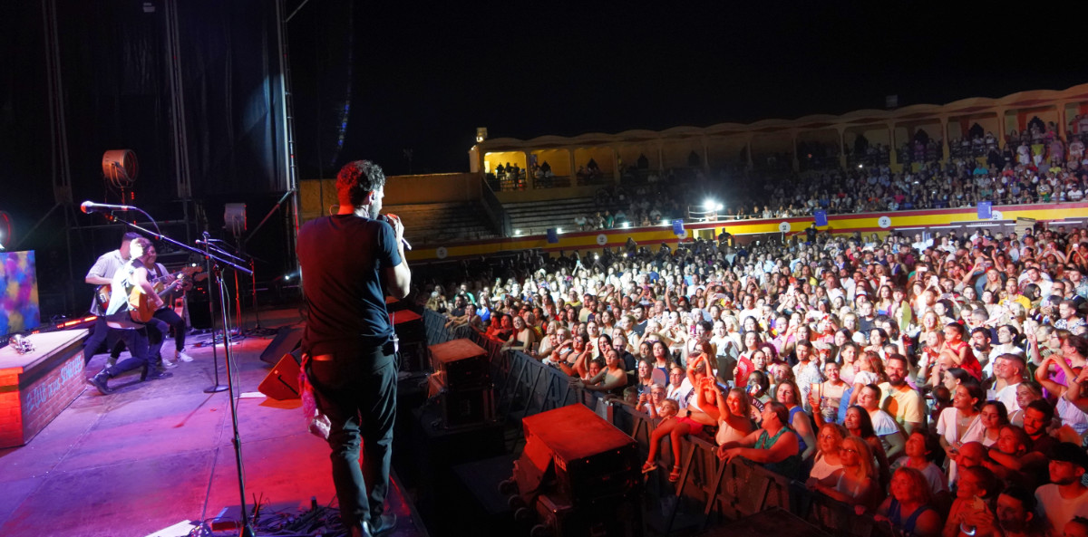 Antoñito Molina conquista al público virgitano en su concierto previo a la Feria 2024