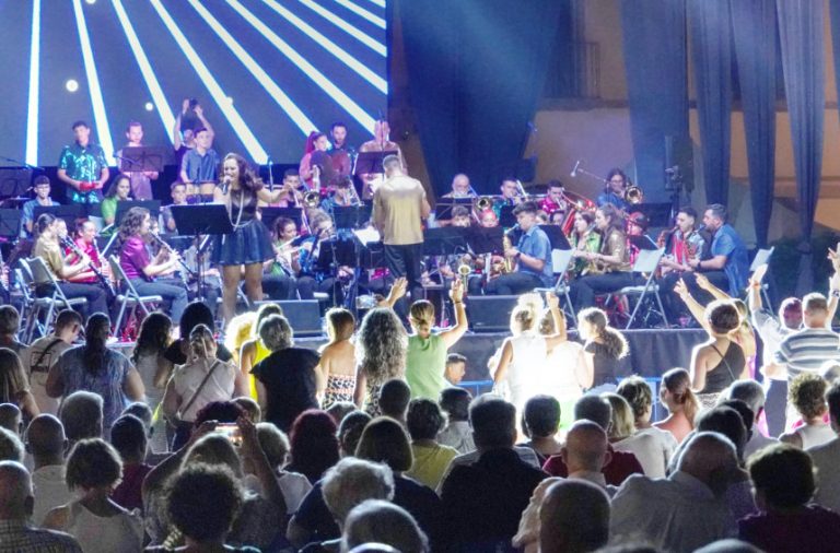 La Banda Municipal de Música de Berja pone a bailar al público en su concierto de Feria