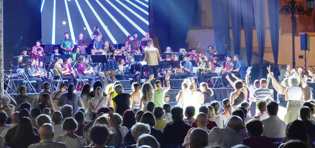 La Banda Municipal de Música de Berja pone a bailar al público en su concierto de Feria