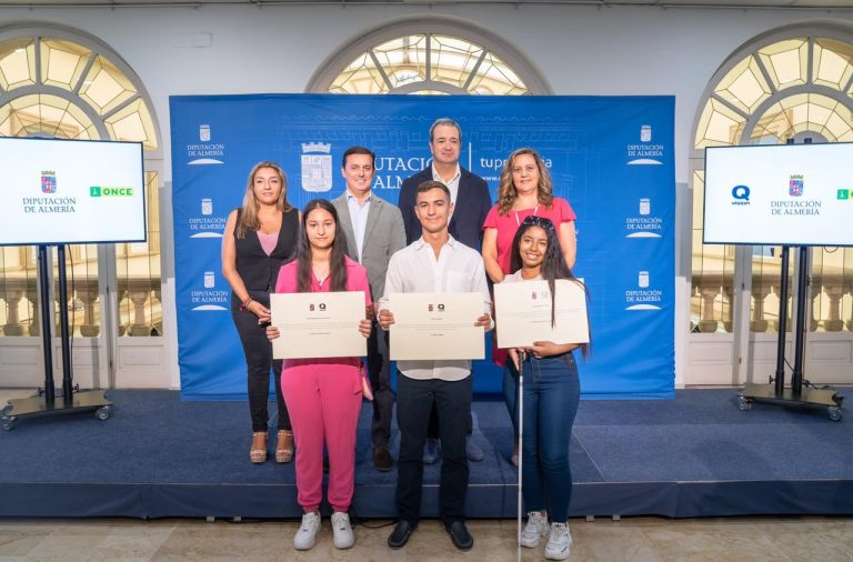 La virgitana Antonia Gómez recibe una de las becas de Qvision y la Diputación de Almería