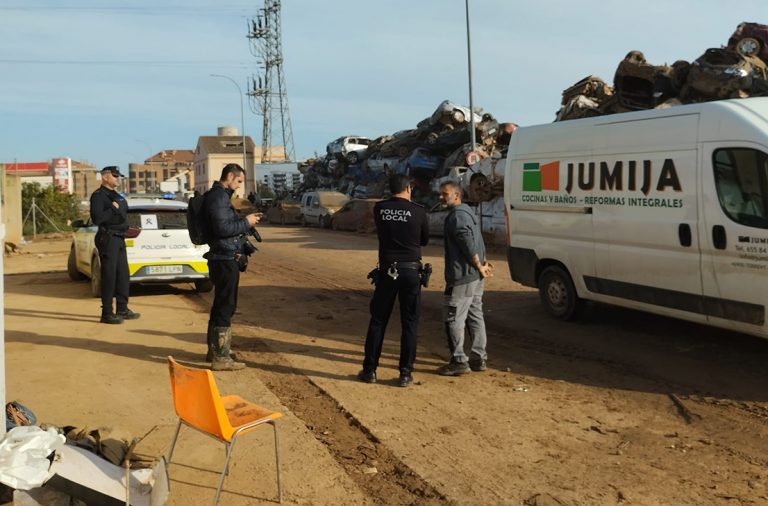 Policía Local de Berja colabora en el operativo de ayuda en Catarroja tras la DANA