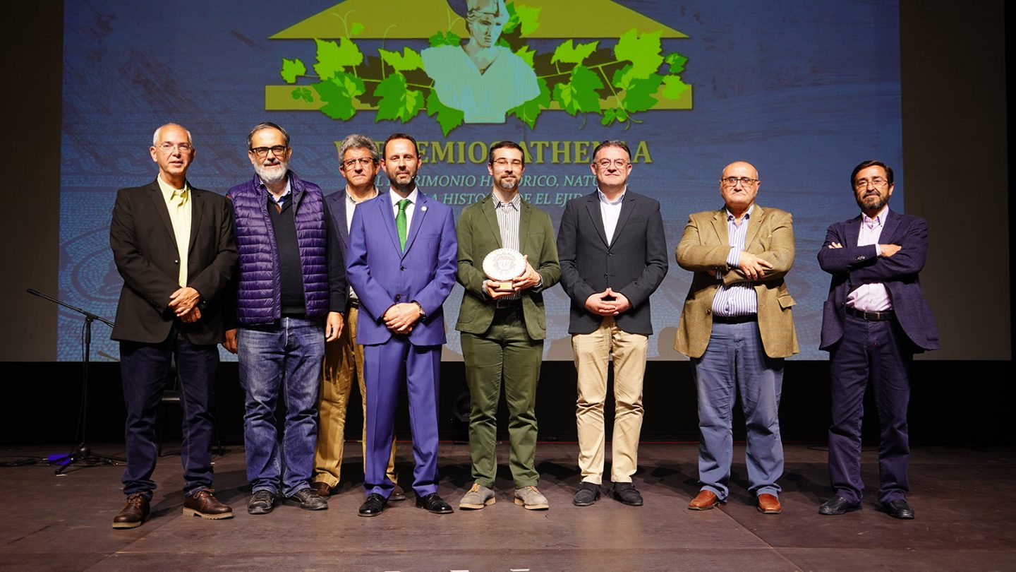 La Revista Farua de Berja recibe el Premio Athenaa