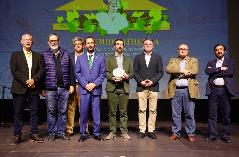 La Revista Farua de Berja recibe el Premio Athenaa