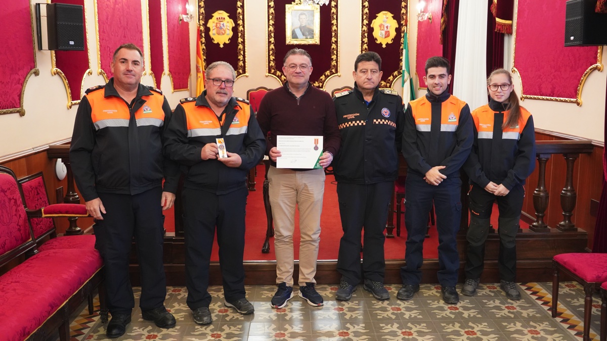 El alcalde de Berja recibe a Gabriel Cara, medalla de plata al mérito de Protección Civil