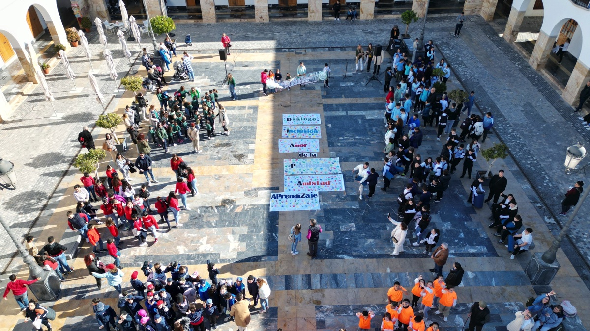 La comunidad educativa de Berja conmemora el Día de la Paz con un festival en la Plaza Porticada