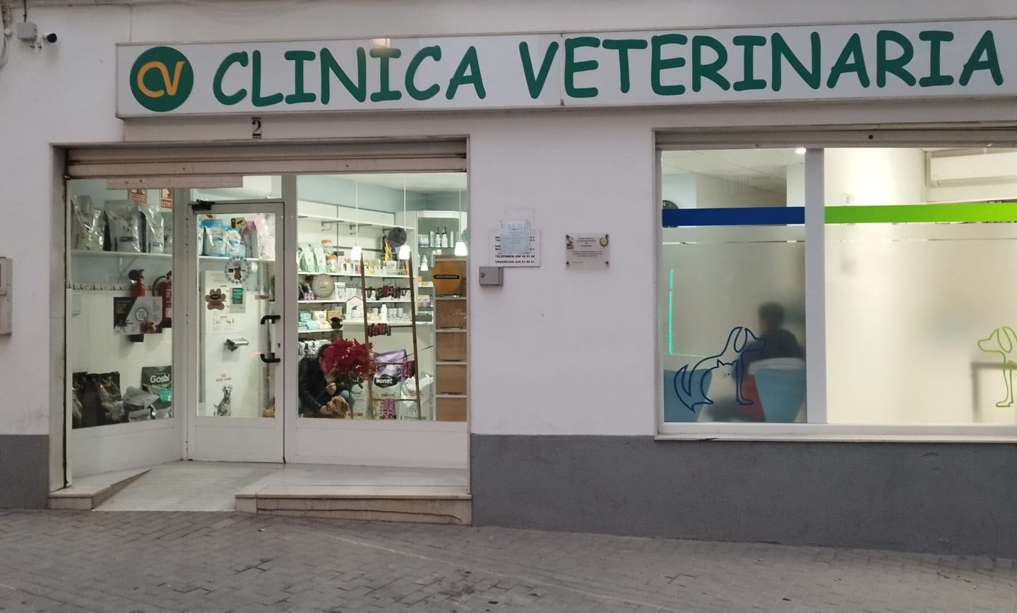 Cierre simbólico en la Clínica Veterinaria Berja este martes contra la nueva normativa del Gobierno