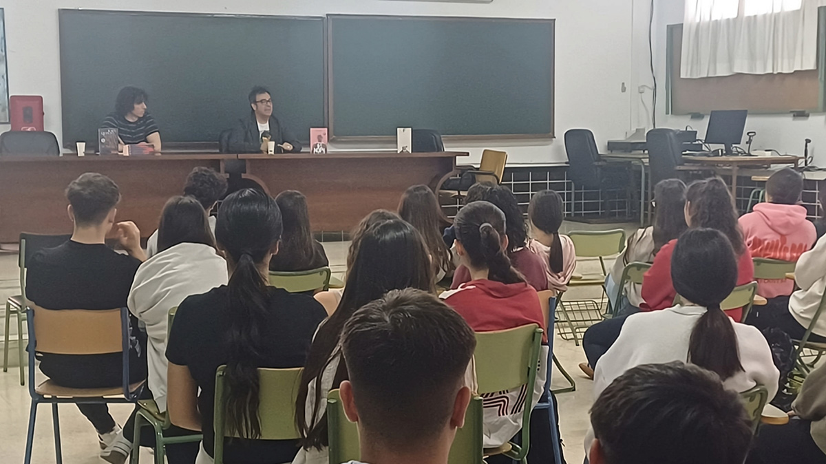 Raúl Quinto protagoniza un encuentro literario con el alumnado del IES Sierra de Gádor