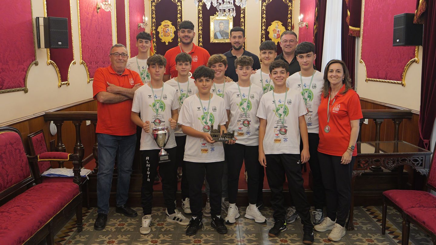 El Ayuntamiento de Berja recibe al Infantil masculino del Club Voleibol tras proclamarse Subcampeón de Andalucía