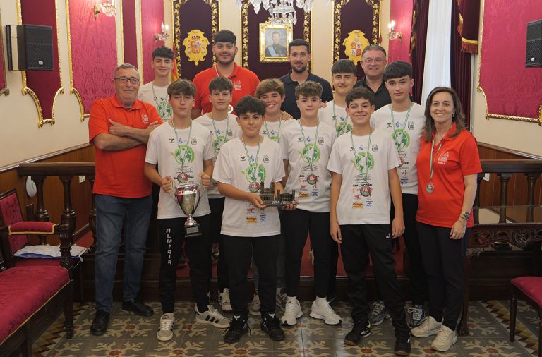 El Ayuntamiento de Berja recibe al Infantil masculino del Club Voleibol tras proclamarse Subcampeón de Andalucía