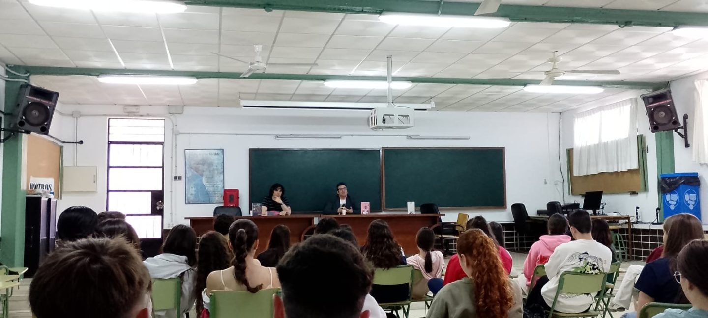 Raúl Quinto protagoniza un encuentro literario con el alumnado del IES Sierra de Gádor