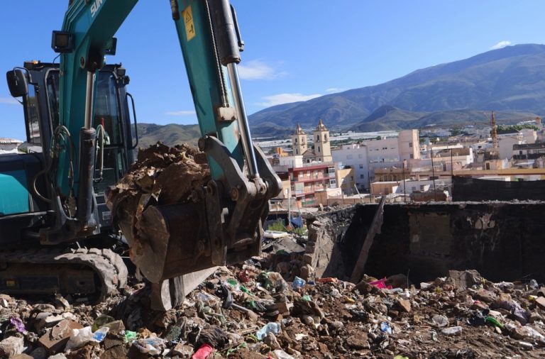 El Ayuntamiento de Berja inicia la demolición de varias viviendas en el Cerro Matadero