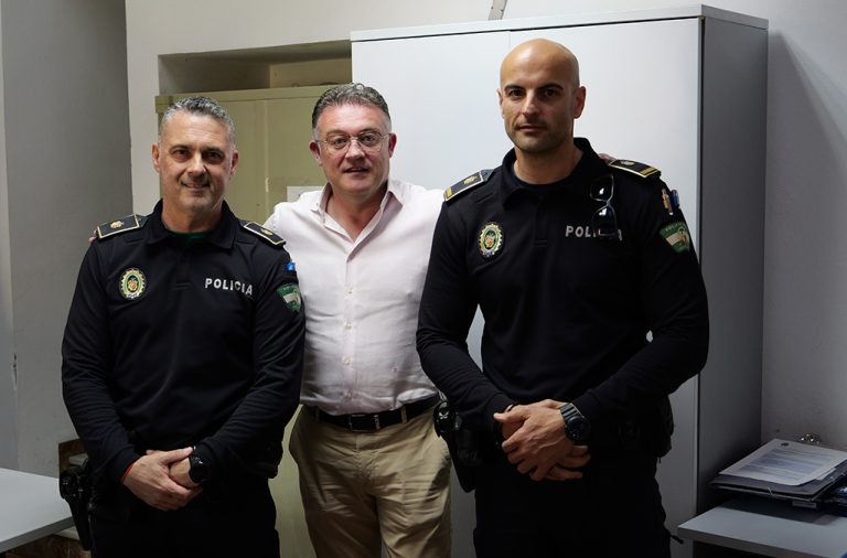 La Policía Local de Berja rescata a un menor en peligro de ahogamiento en una balsa de riego