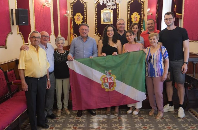 El alcalde de Berja recibe a Alicia Robles, talento virgitano en física e ingeniería