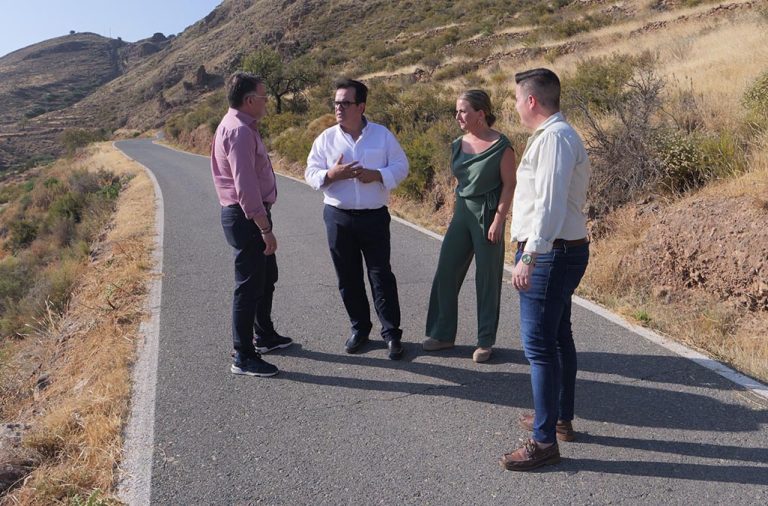 El plan provincial de desbroce y limpieza de las carreteras llega a cuatro vías de Berja para mejorar la seguridad vial