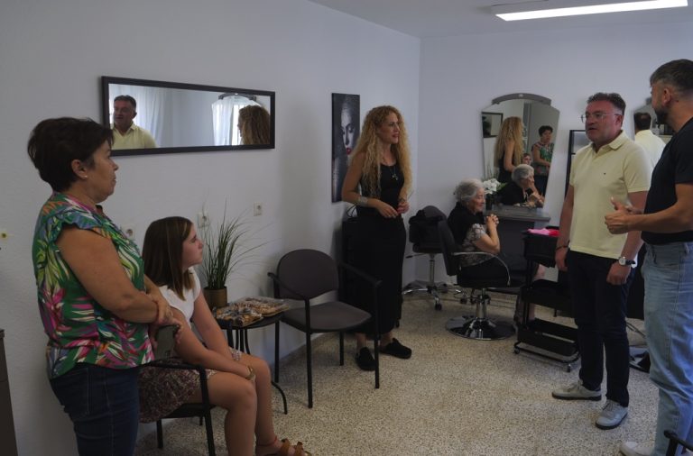 Reabre la peluquería del Centro de Mayores de Berja con Gádor Garzón al frente