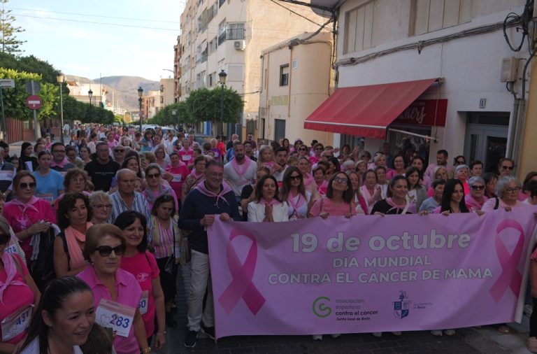 Berja se tiñe de rosa en una marcha solidaria que recauda más de 1.600 euros para la AECC