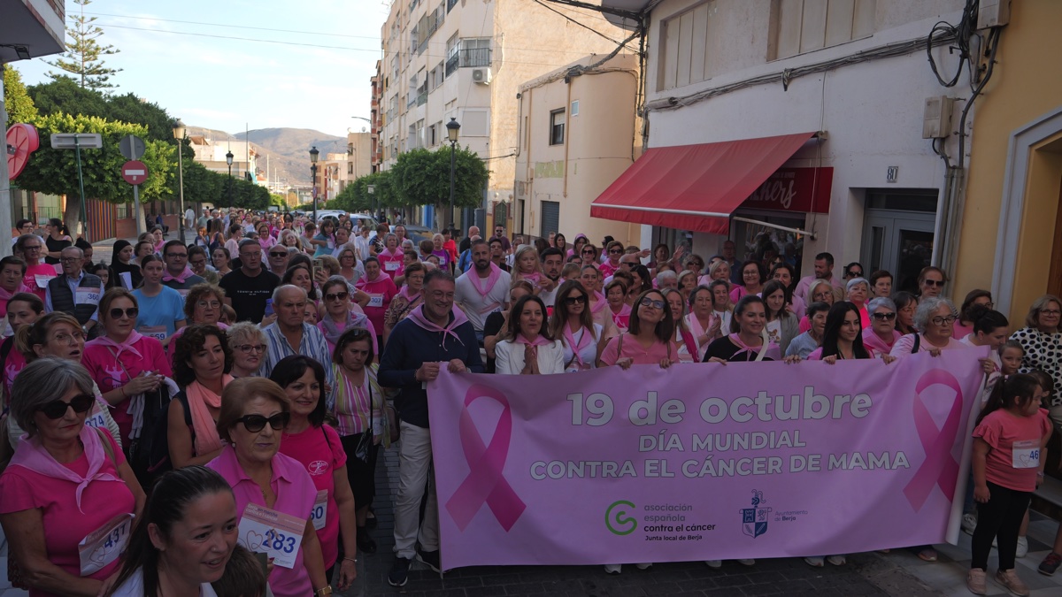Berja se tiñe de rosa en una marcha solidaria que recauda más de 1.600 euros para la AECC