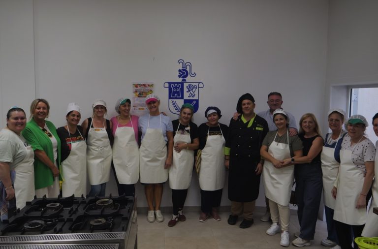 Doce mujeres se forman en la elaboración de conservas en la Escuela de Hostelería de Berja