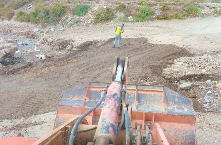 El Ayuntamiento de Berja repone numerosos accesos en los cauces tras la tormenta del viernes