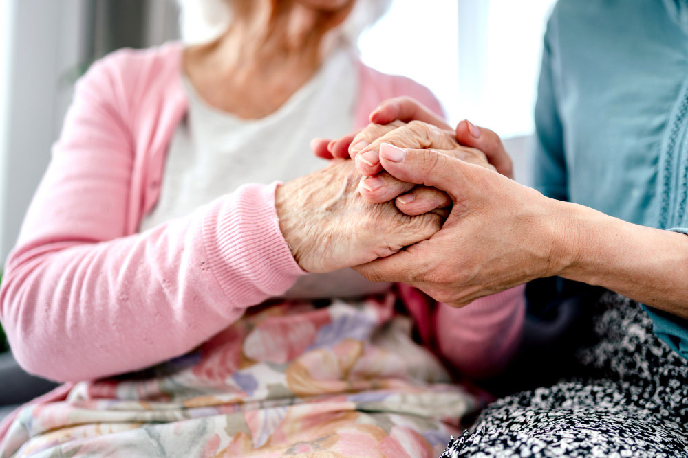 El cuidado de personas mayores en casa: una alternativa cada vez más elegida