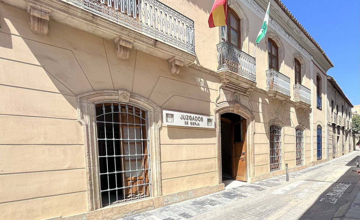 La plantilla del Tribunal de Instancia de Berja protesta por falta de medios y presión laboral