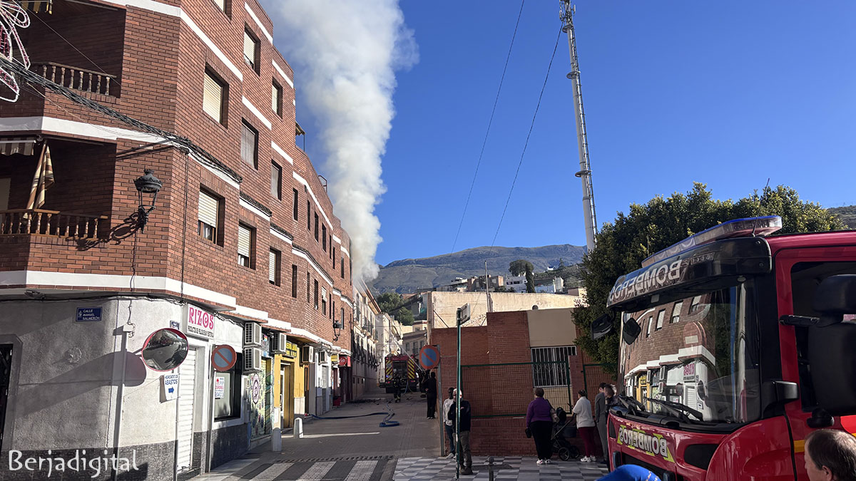 Desalojado un edificio en Cura Antonio Martín tras un incendio declarado esta mañana