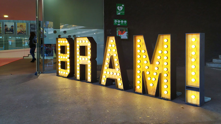 Mejora tu celebración con letras grandes