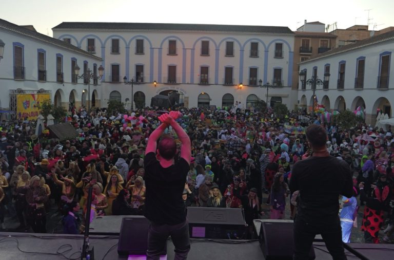 La Plaza Porticada se llena hasta la bandera en el gran Carnaval de Berja 2026