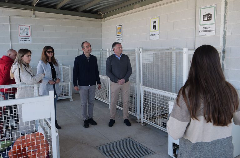 El delegado de Medio Ambiente de la Junta visita el Punto Limpio de Berja