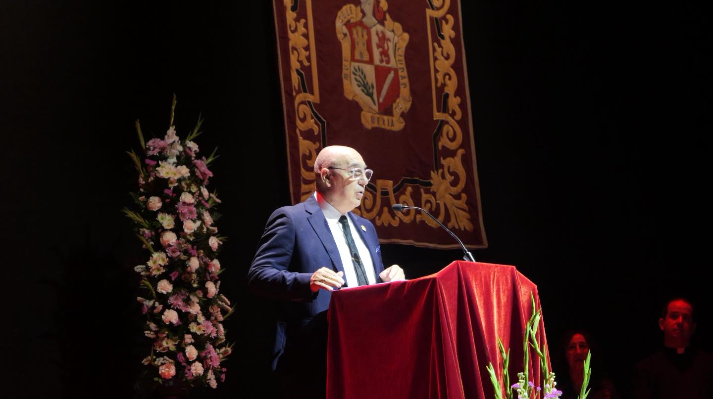 Berja da la bienvenida a su Semana Santa con el pregón de Miguel Ruiz Real