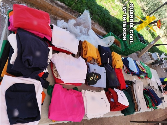 La Guardia Civil interviene más de 300 prendas falsificadas en el Mercadillo de Berja