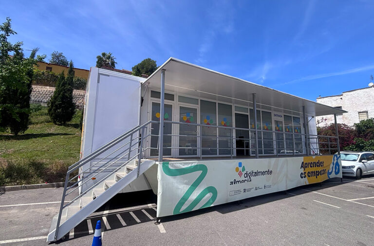 La oficina itinerante de “Digitalmente Almería” se instala en la Huerta Escobosa de Berja