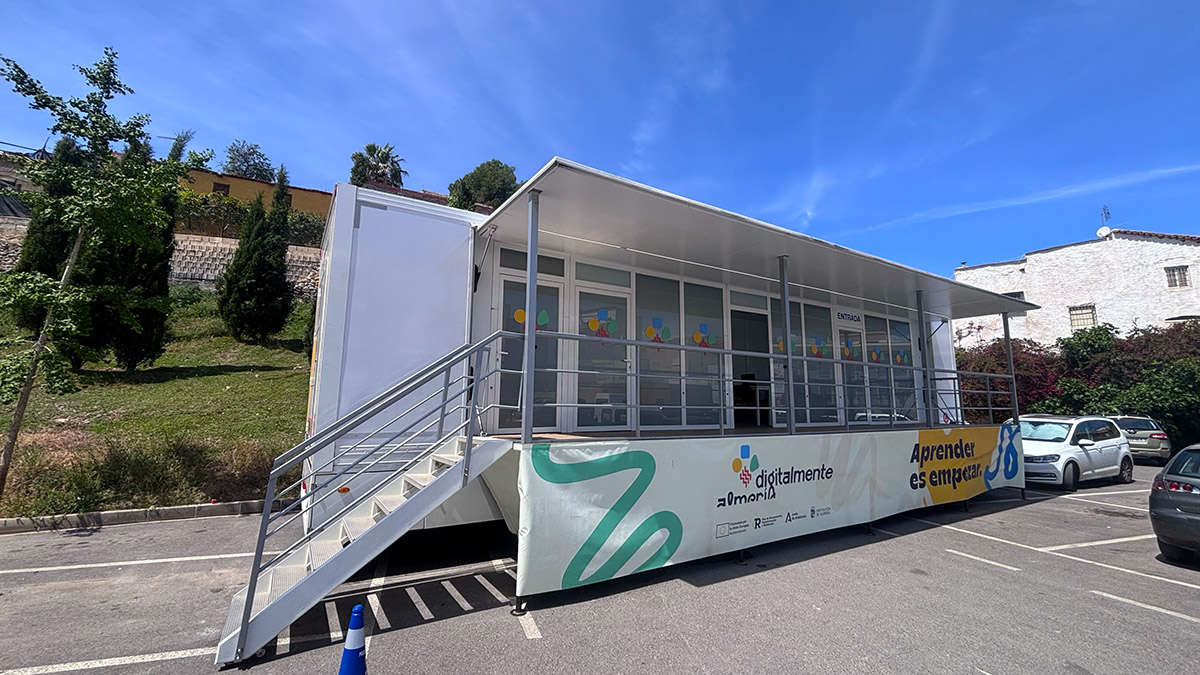 La oficina itinerante de “Digitalmente Almería” se instala en la Huerta Escobosa de Berja